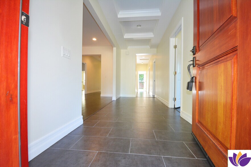 Building Photo - 1093 Avoca Ave