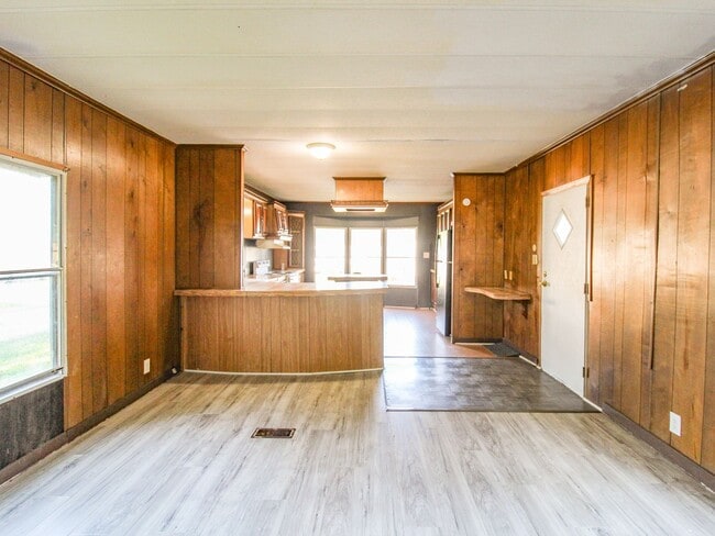 Building Photo - Convenient Pulaski Location – Lawn Care Included!