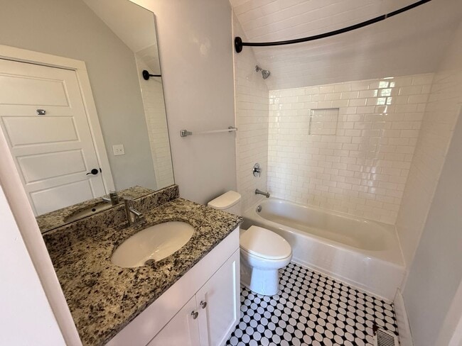 Building Photo - 3 Bedroom 3 Bath Apartment - Downtown Char...