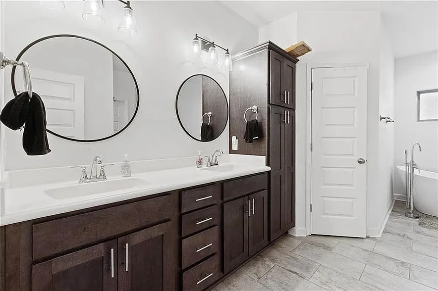 Building Photo - 9760 Maxwell Run