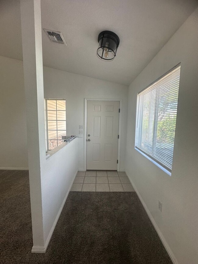 Building Photo - Great 3 bedroom, 2 bathroom home in Hurricane!!