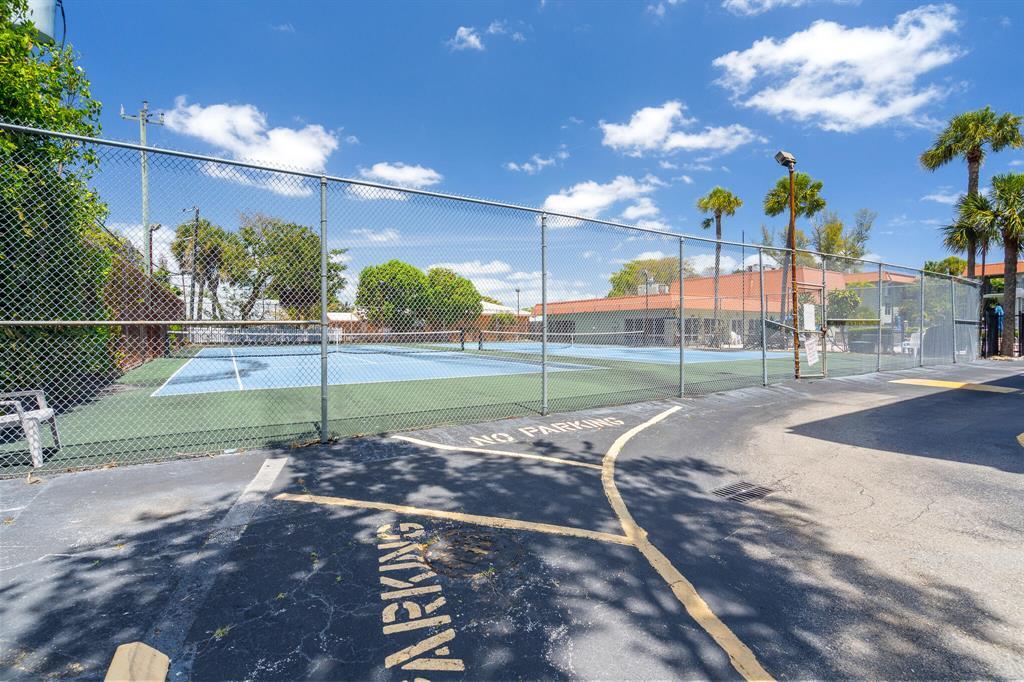 Building Photo - 809 W Oakland Park Blvd