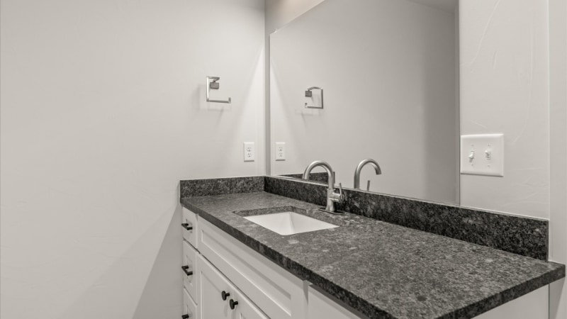 Building Photo - 1010 E 7th St