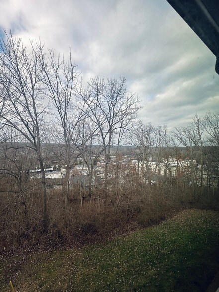 Building Photo - 320 Hanna Ave