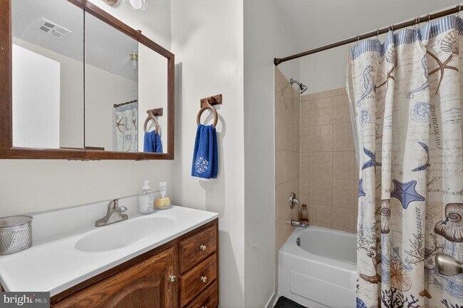 Building Photo - 8815 Newport Ct