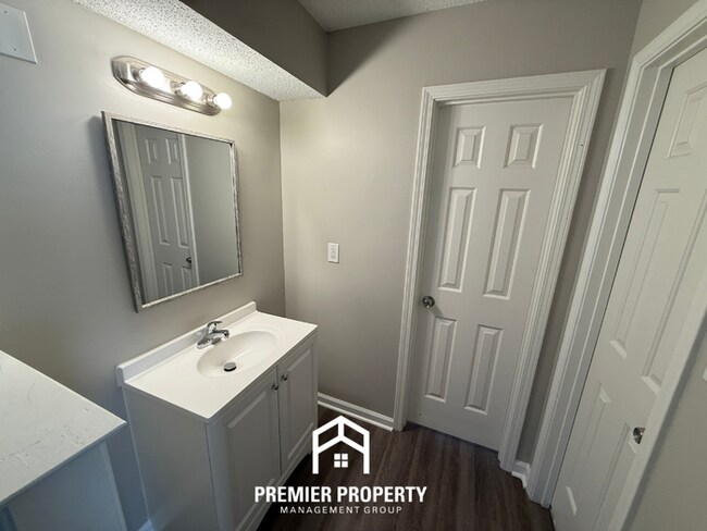 Building Photo - 4627 Chelwood Dr