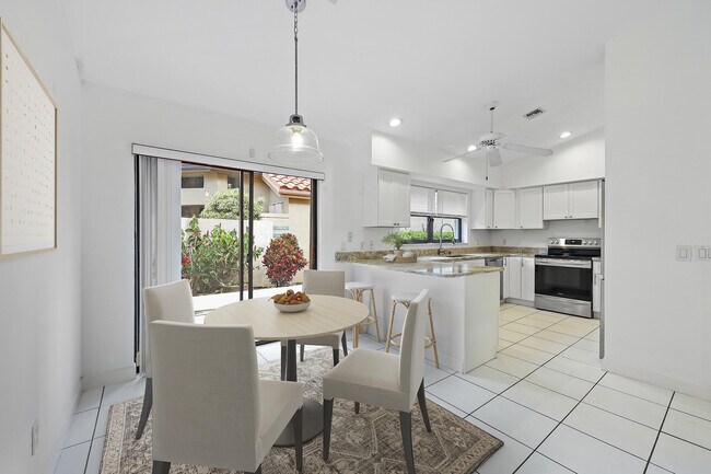 Building Photo - 2735 SW Mariposa Cir