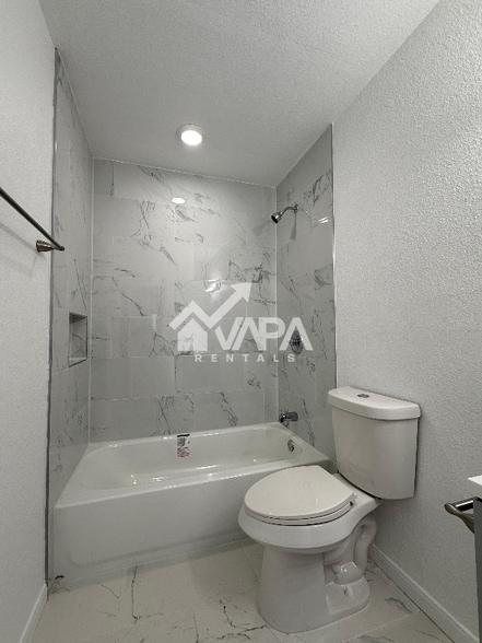 Building Photo - 8007 Lake Forest Dr