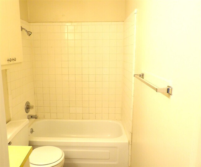 Building Photo - 1707 SW B Ave