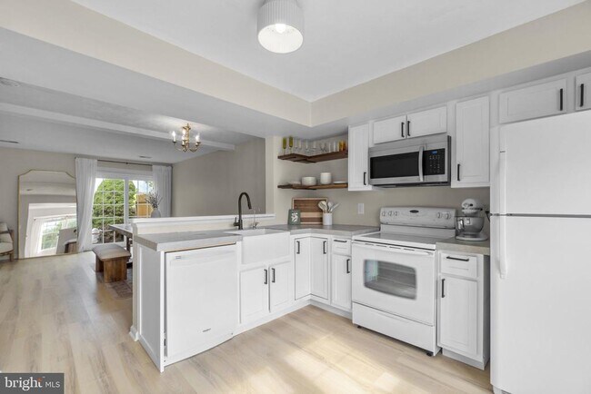 Building Photo - 404 Hobbitts Ln