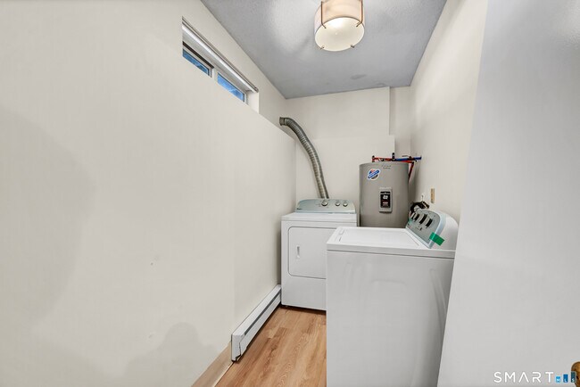 Building Photo - 925 Oronoke Rd