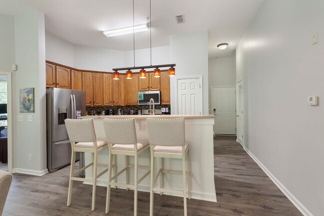 Building Photo - Gorgeous 3/2 Top Floor Condo w/ Private Vi...