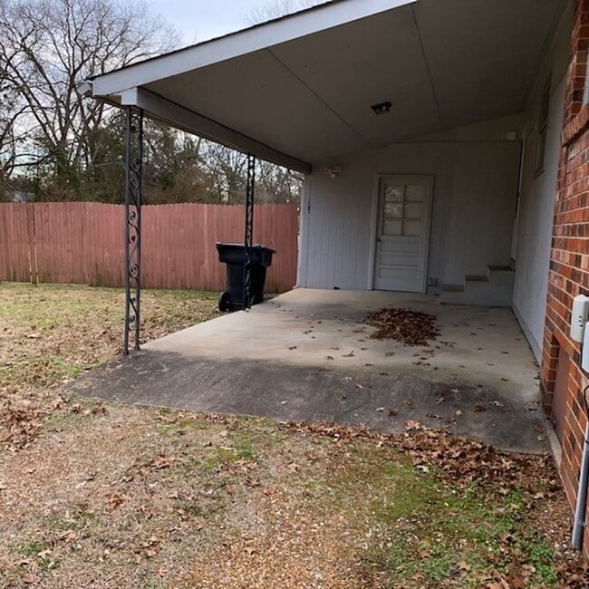 Building Photo - 2 bedroom 1 Bath with Carport