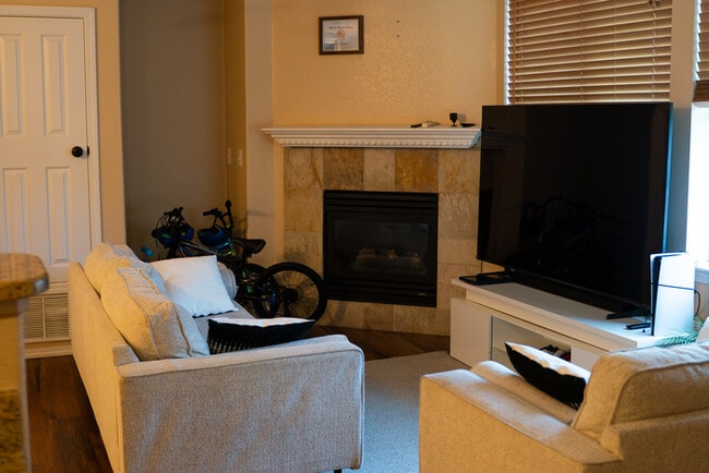 Building Photo - Stunning 2 bed 2 bath Condo in Aurora