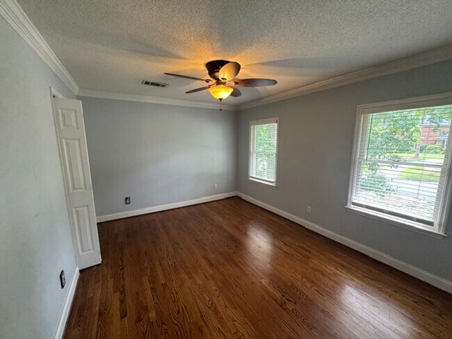 Building Photo - 483 Cambridge Way
