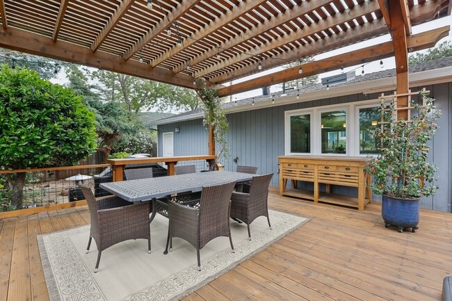 Building Photo - Single-Level Three-Bedroom Retreat in Napa...