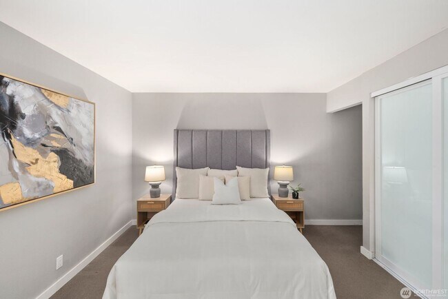 Building Photo - Bright Renovated 1 Bedroom Corner Condo in the Heart of Downtown Bellevue
