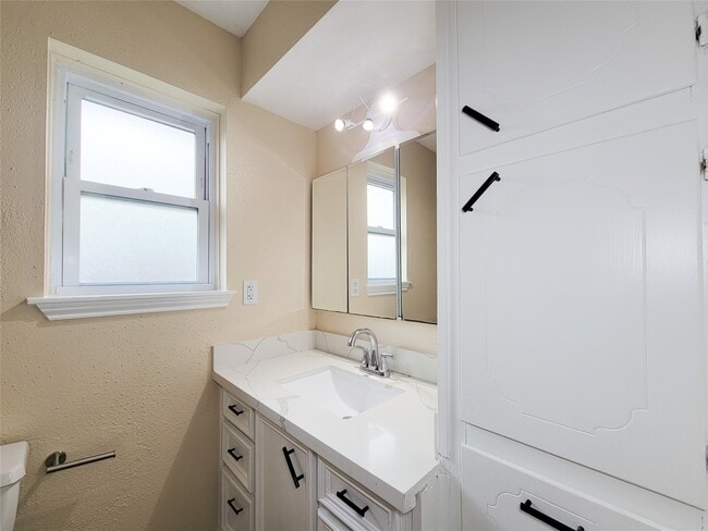 Building Photo - 12611 Dermott Dr