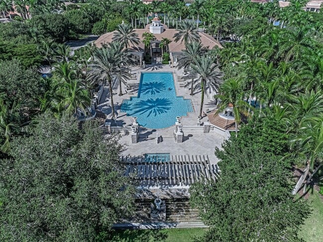 Building Photo - 10513 Versailles Blvd