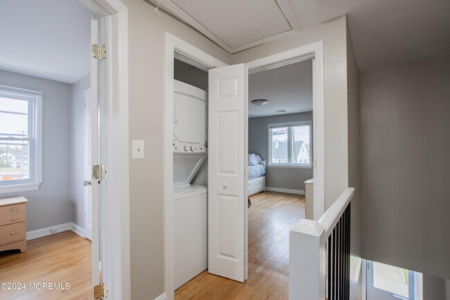 Building Photo - 32 Howland Ave