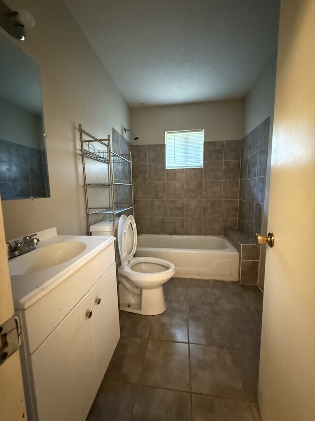 Building Photo - 246 Bowling Green Dr