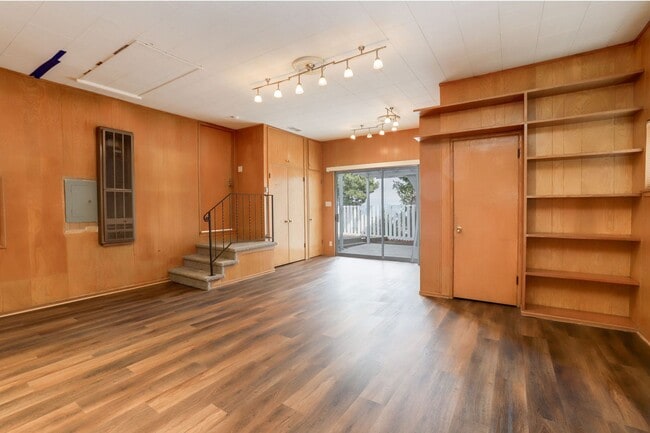 Building Photo - 3 Bed / 3 Bath + Bonus room pet friendly Millbrae home with pool on a 1/2 acre lot. YouTube tour!!