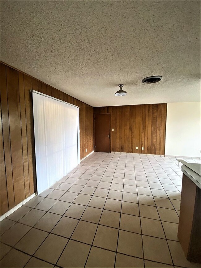 Building Photo - Large 4 Bedroom home with Garage and Enclo...