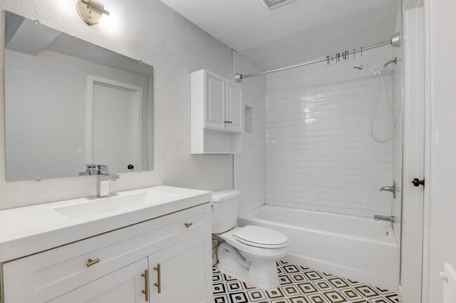 Building Photo - $1,295.95 - 1 Bed Updated Condo right by Cherry Creek Shopping Center!