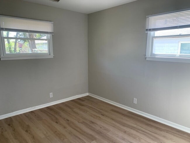 Building Photo - $1095 - 3 bedroom / 1 bathroom - Single Fa...