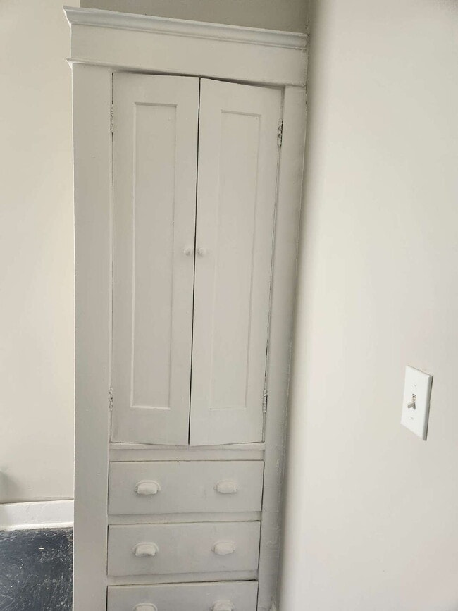 Building Photo - "2-Bedroom Duplex Downstairs Unit -Perfect...