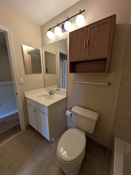 hall bathroom with additional access from second bedroom - 5218 Hampton Beach Pl