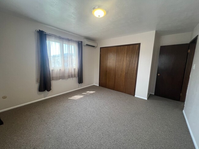 Building Photo - Extra Large 2 bedroom 1.5 Bath Centrally L...
