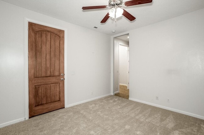 Building Photo - Washington Fields Home with Casita!