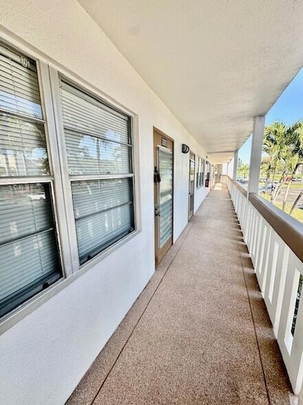 Building Photo - 2070 Cornwall D