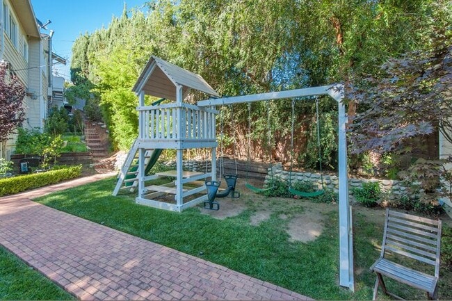 Building Photo - 7120 Pacific View Dr