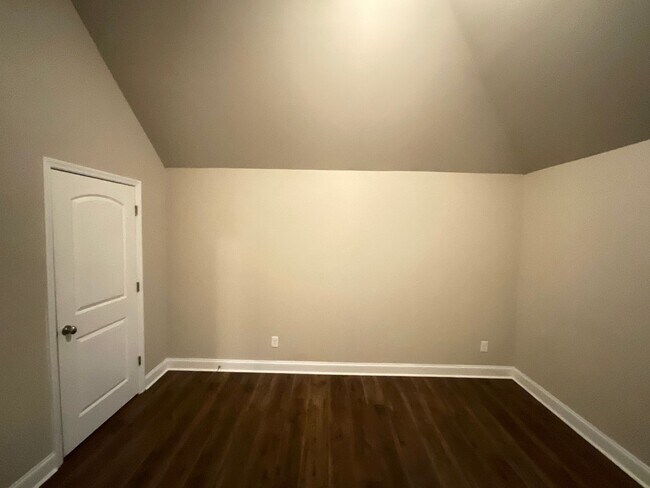 Building Photo - 688 Tree Top Trl