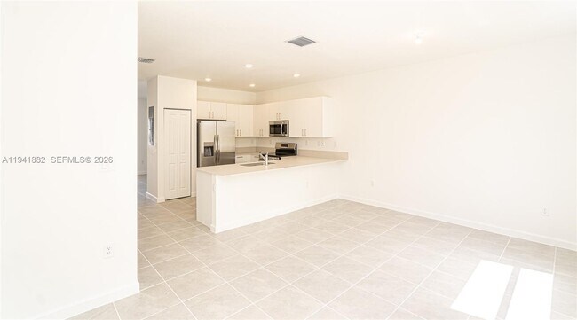 Building Photo - 2646 SE 27th Dr