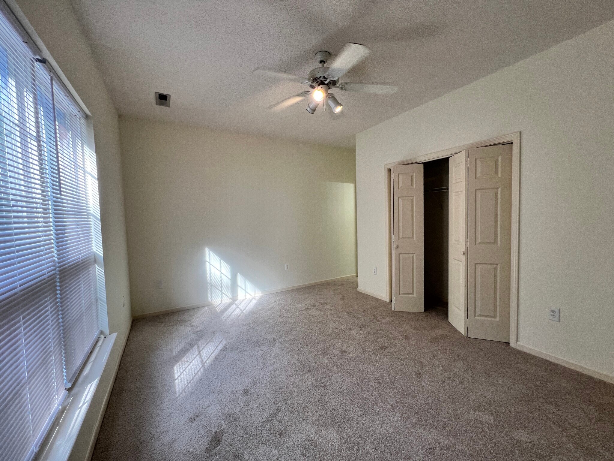 Building Photo - 1600 Sturdivant Dr