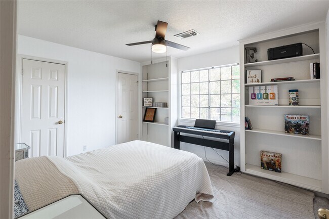 Building Photo - 4700 Broadmoor Dr