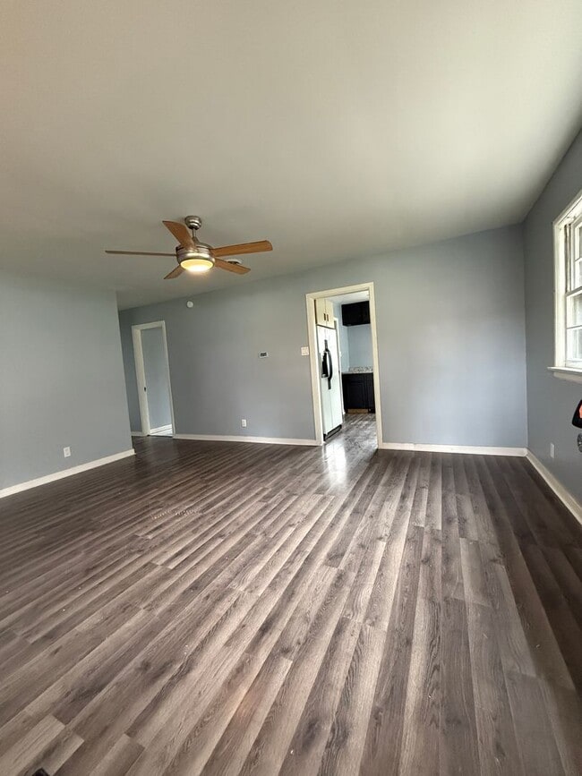 Building Photo - Cute 1 Bedroom 1 Bath Duplex