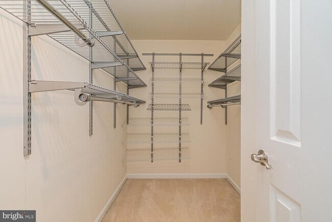 Building Photo - 1275 Quaker Hill Dr