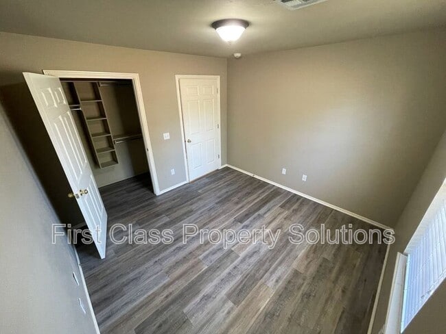 Building Photo - 400 N Willowood Dr