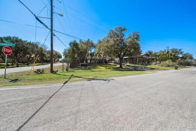Building Photo - 2033 Lakeview Dr