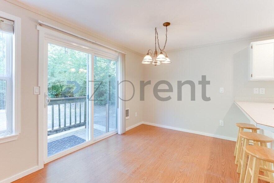 Building Photo - Unit n/a