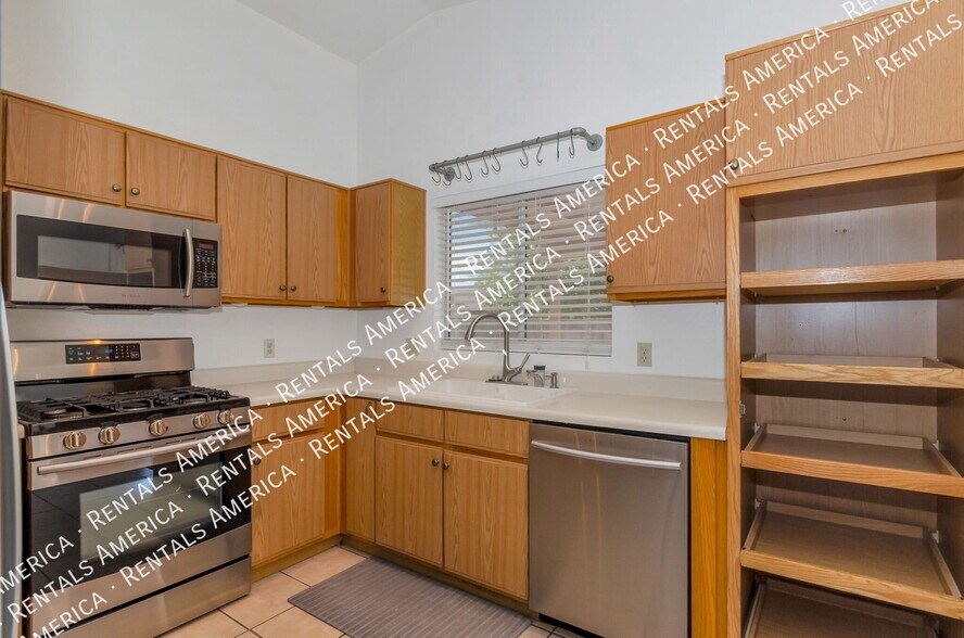 Building Photo - 4732 S Fenwick Dr