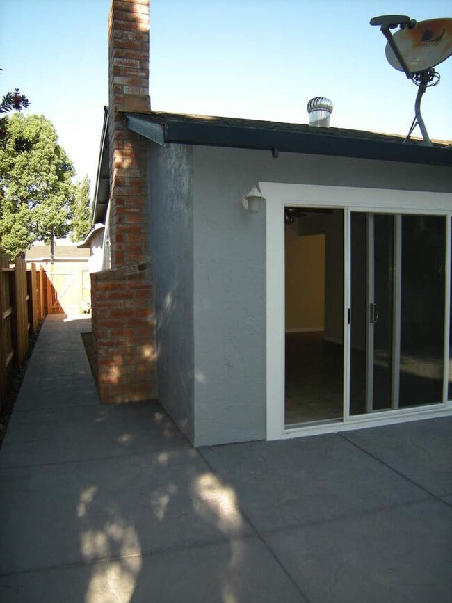 Building Photo - Walking distance to Cambridge Elementary S...