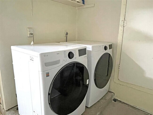 Building Photo - 2315 Claudia June Ave