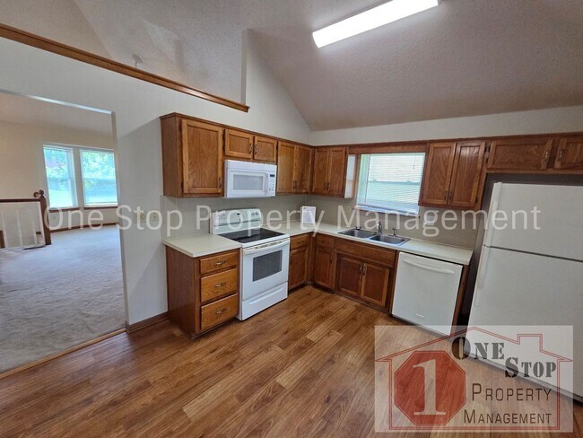 Building Photo - Spacious 3 bedroom, 2 bathroom duplex in Kansas City North!
