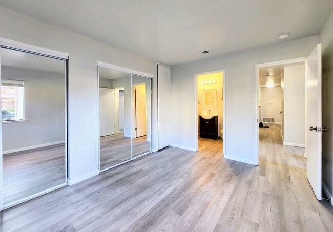 Building Photo - 3 Bedroom M Section Condo FOR RENT !