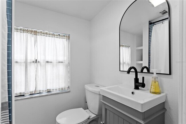 Building Photo - 2407 S Lois Ave